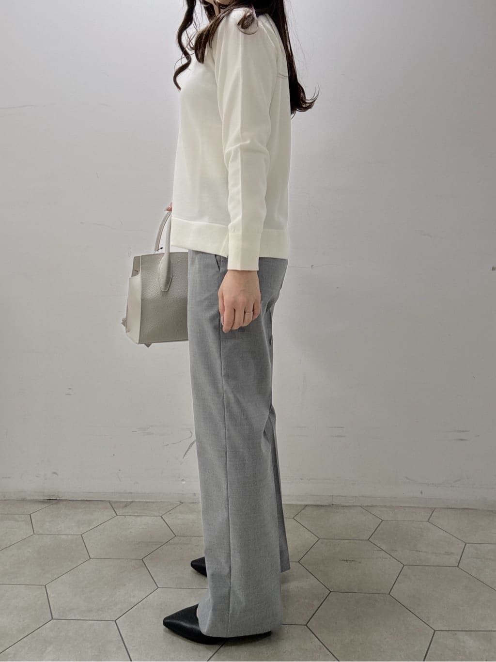 kahoさんの「INDIVI｜【洗える／毛玉になりにくい】エクストラファインウール Vネックニット」を使ったコーディネート