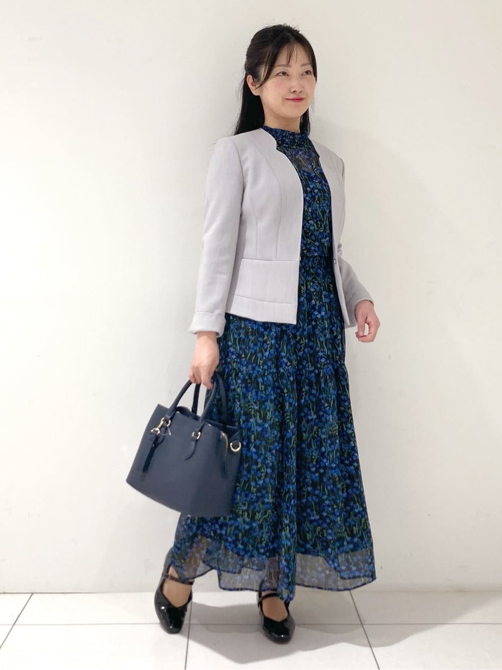 momokoさんの「INDIVI｜【秋映え柄/セットアップ可能】フラワーシフォンブラウス」を使ったコーディネート