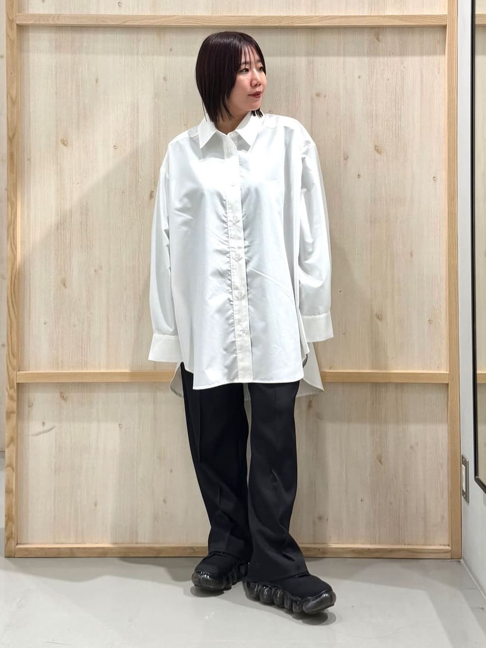 nanaさんの「THE SHOP TK｜ゆったりシルエットで体型カバー ロングシャツ」を使ったコーディネート
