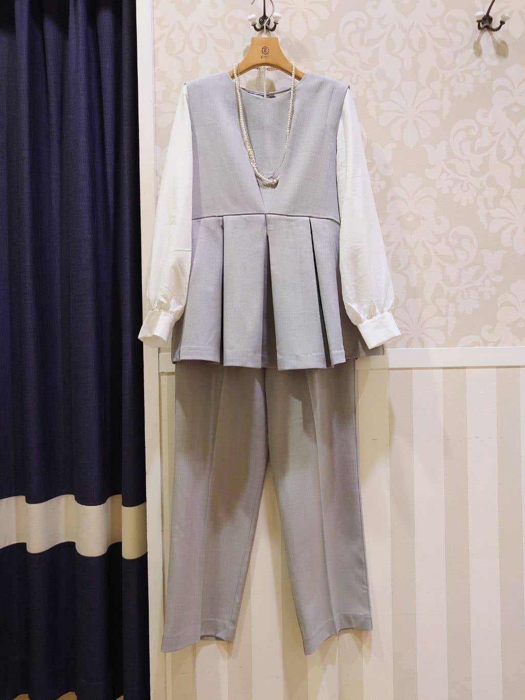 milkaさんの「grove｜【マシンウォッシュ/防シワ】袖ドッキングペプラムブラウス【着回しカセット】」を使ったコーディネート