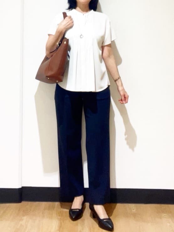 フクさんの「Reflect｜【インナーに◎／すっきり見え！長め丈】タックデティールブラウス」を使ったコーディネート