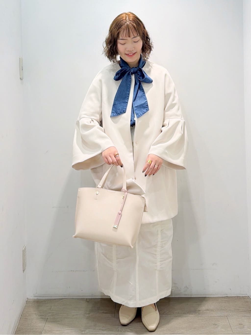 sumicaさんの「OPAQUE.CLIP｜セルロース混デニムボウタイブラウス【洗濯機OK】」を使ったコーディネート
