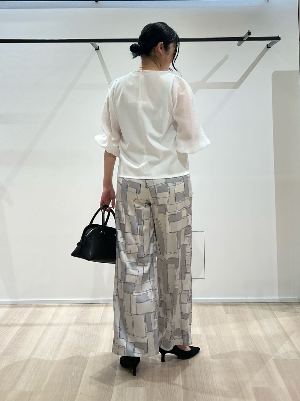 TOMOMIさんの「UNTITLED｜ブロッキングプリントパンツ」を使ったコーディネート