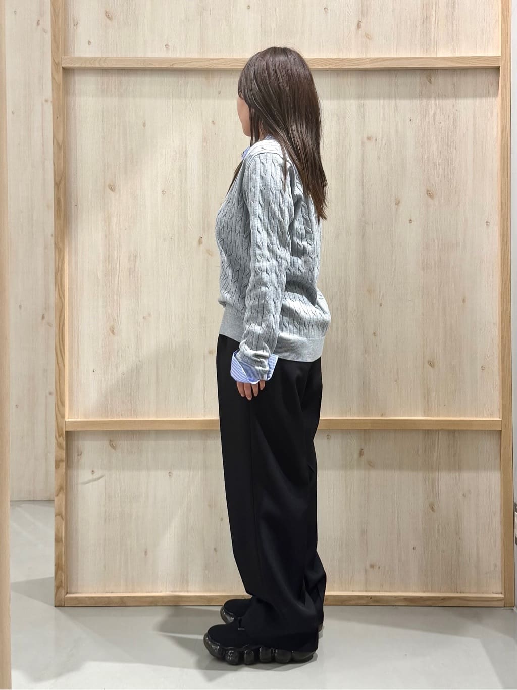 nanaさんの「THE SHOP TK｜【1枚でスタイル決まる】シャツレイヤード風 襟付ケーブルニット」を使ったコーディネート