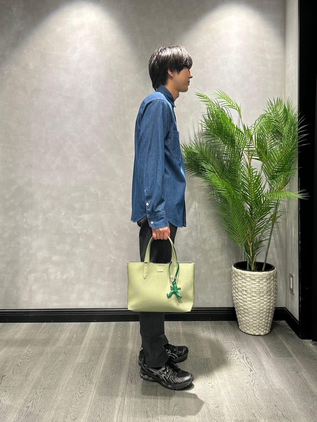 ruiさんの「TAKEO KIKUCHI｜【BOWLER HAT LABEL】Tエンブレム デニムシャツ」を使ったコーディネート