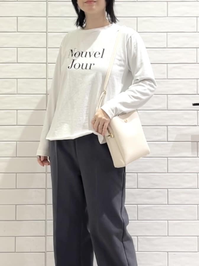 しおりさんの「OPAQUE.CLIP｜ロゴプリントロングTシャツ【洗濯機OK】」を使ったコーディネート