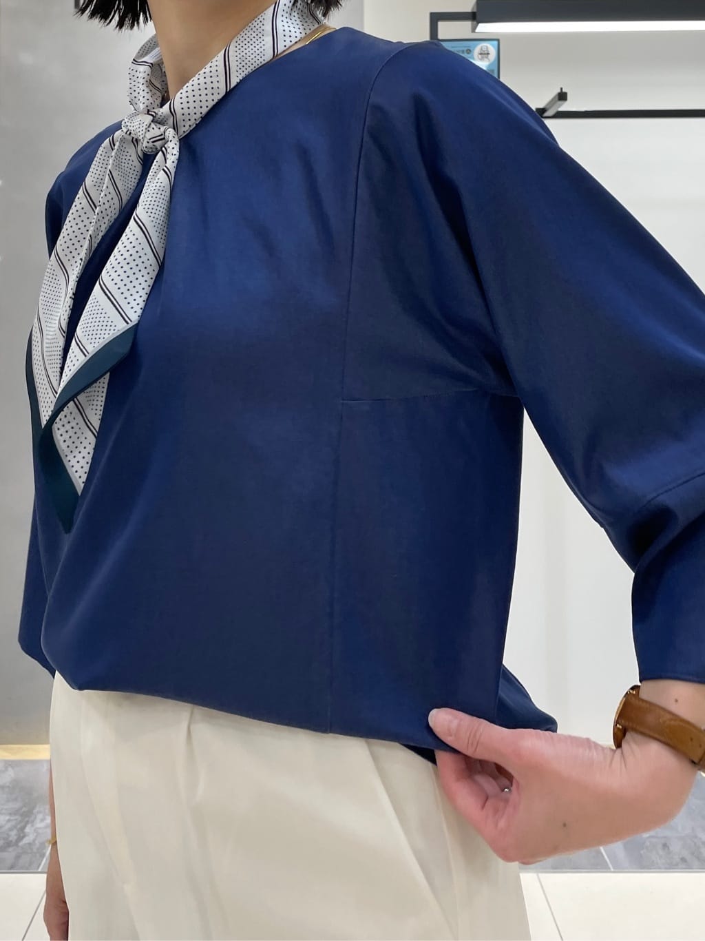 shihoさんの「INDIVI｜【撥水/軽量】ミドル丈 ミニマルトレンチコート」を使ったコーディネート