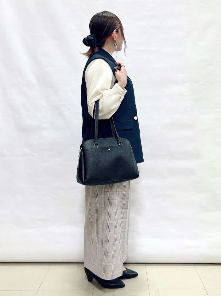 YUIさんの「SHOO･LA･RUE｜【セットアップ可/S-LL/なめらかタッチ】上品見え フェイクパール付きペプラムトップス」を使ったコーディネート