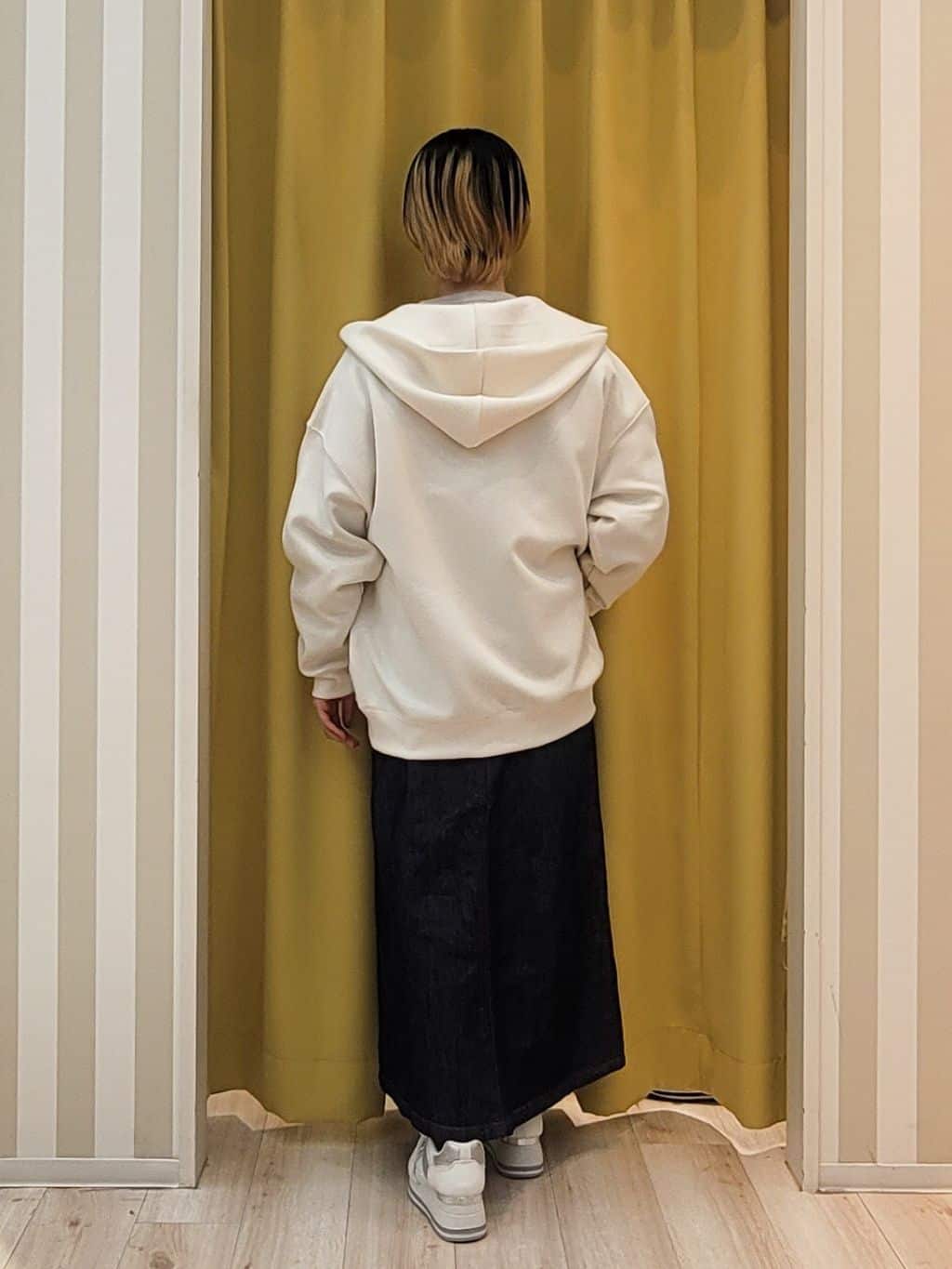 ねぎさんの「SHOO･LA･RUE｜【洗濯機可/S-LL】1枚で華やかに ラメ入りニュアンス柄ニット」を使ったコーディネート