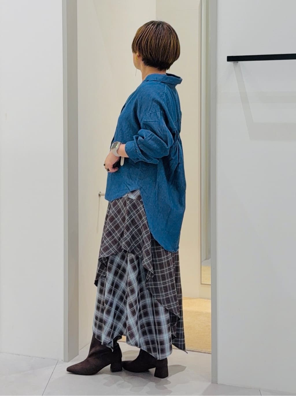 タナさんの「THE SHOP TK｜【後ろ姿もサマになる】バックシャーリングシャツ」を使ったコーディネート