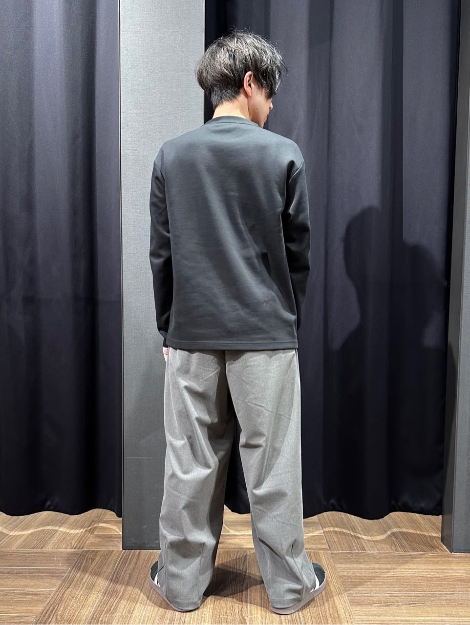 tomoyaさんの「THE SHOP TK｜【首元にさりげないアクセント】ステッチダンボールプルオーバー」を使ったコーディネート