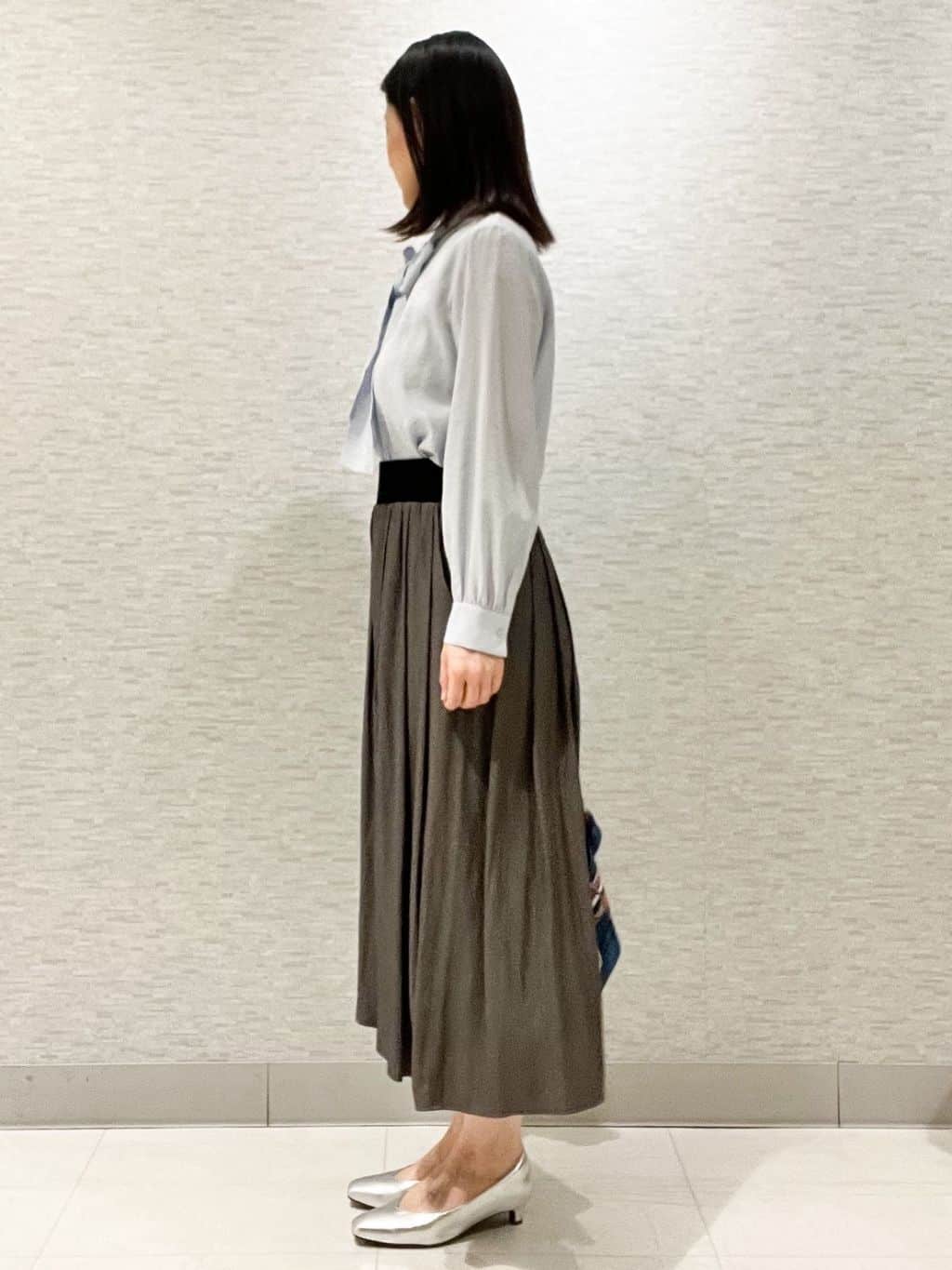 marikoさんの「Reflect｜【通勤／ボウタイ取り外し可】ボウタイ付きバンドカラーブラウス」を使ったコーディネート