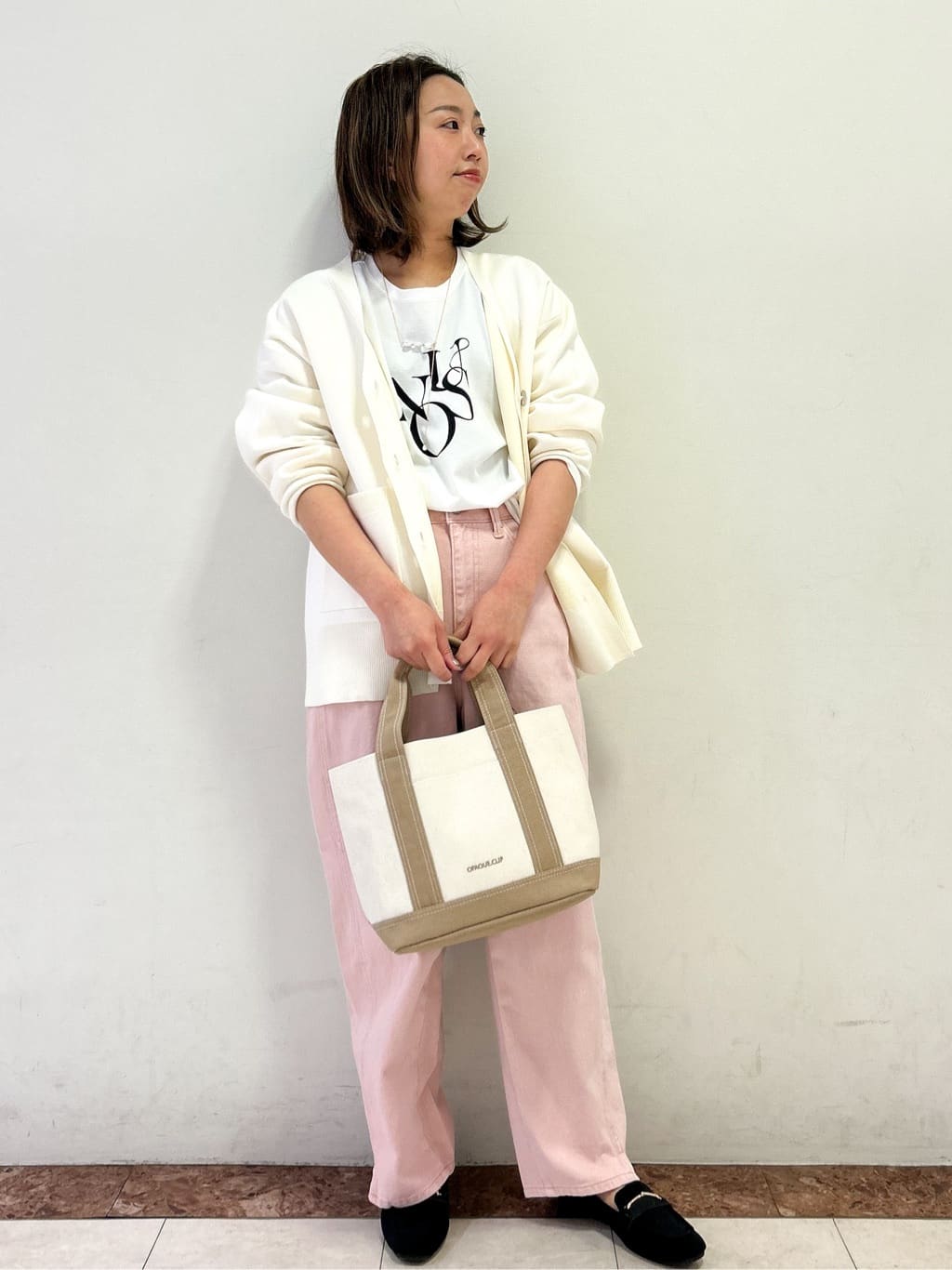madokaさんの「OPAQUE.CLIP｜リラクシーロゴプリントTシャツ【洗濯機OK】」を使ったコーディネート