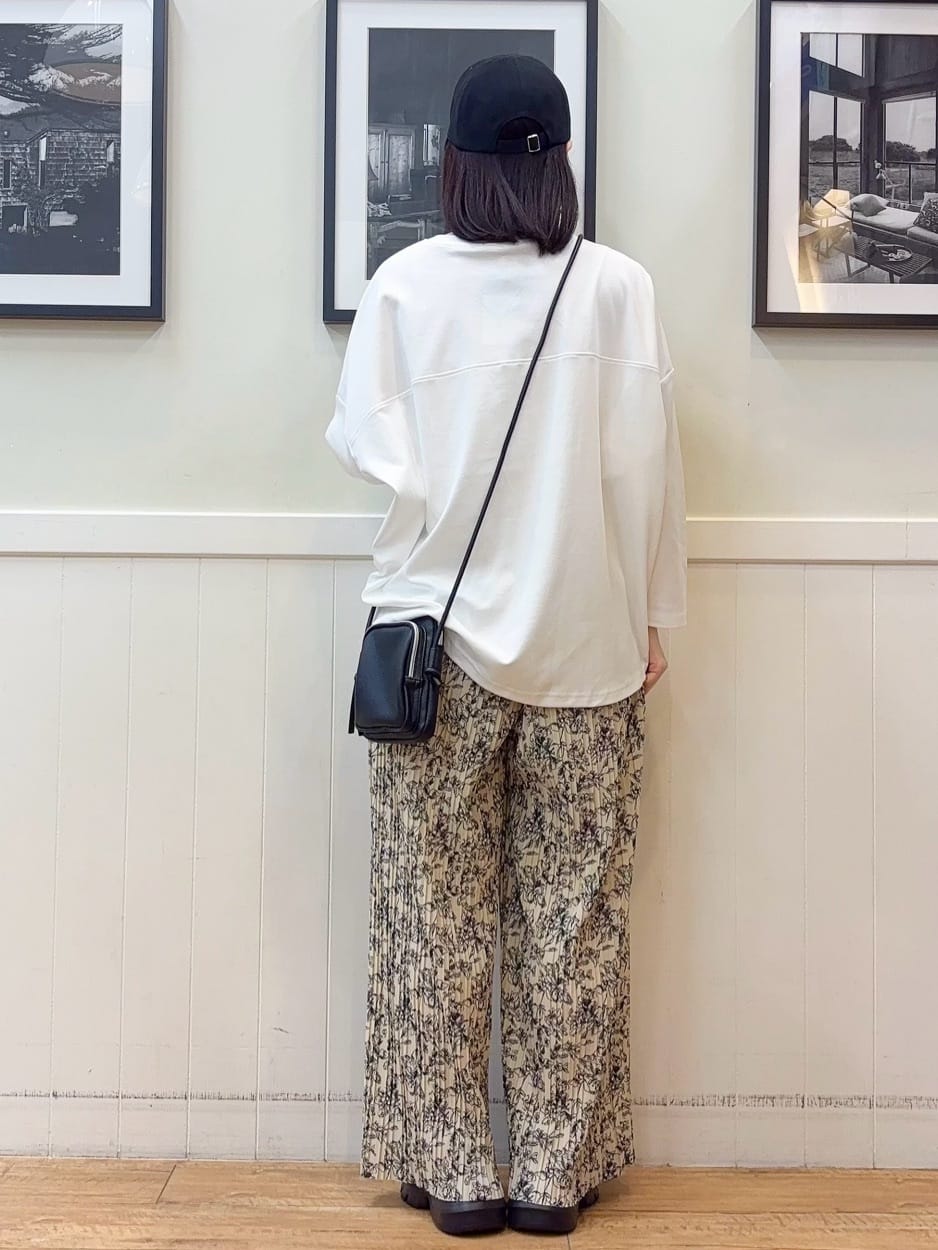 えぬさんの「SHOO･LA･RUE｜【洗濯機可/UV/綿100％】体型カバーが叶う ゆるトップス」を使ったコーディネート