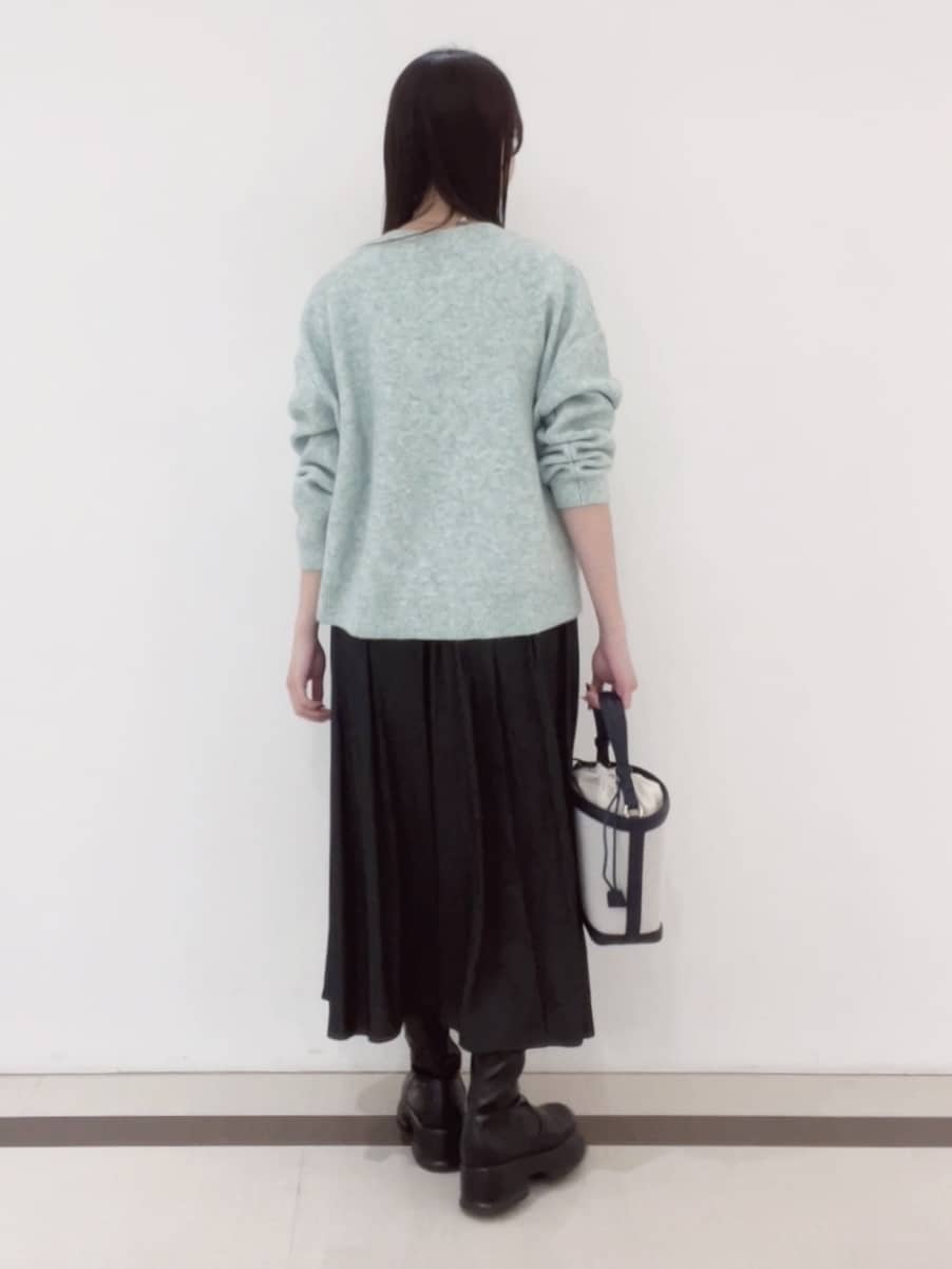 yukaさんの「Reflect｜【選べる5色／ゆったりシルエット】Vネックスパンコールニット」を使ったコーディネート