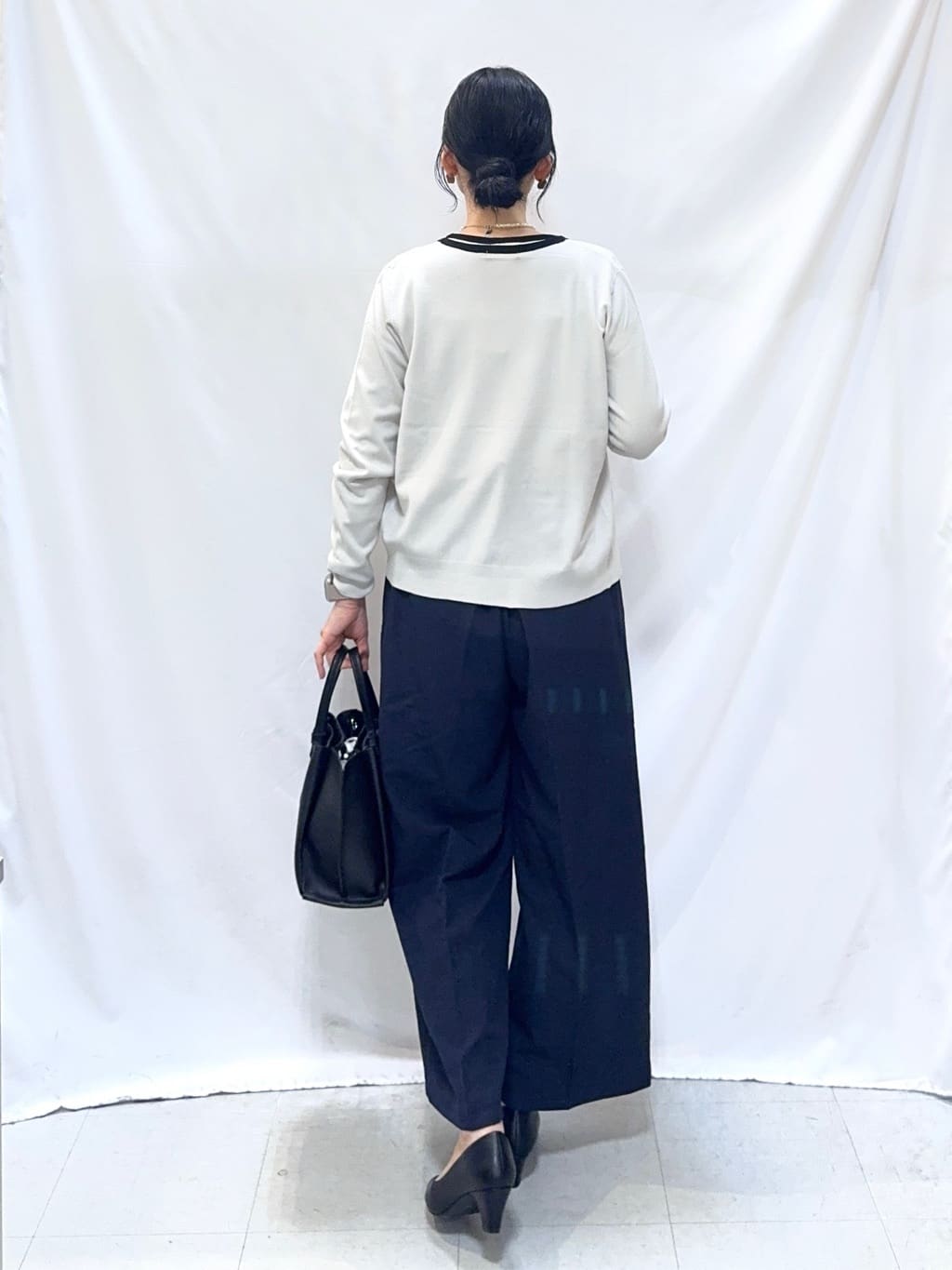 𝐇𝐢𝐫𝐨𝐦𝐢さんの「SHOO･LA･RUE｜【洗濯機可/S-LL/アンサンブル可】すっきりと好印象 配色クルーネックニット」を使ったコーディネート