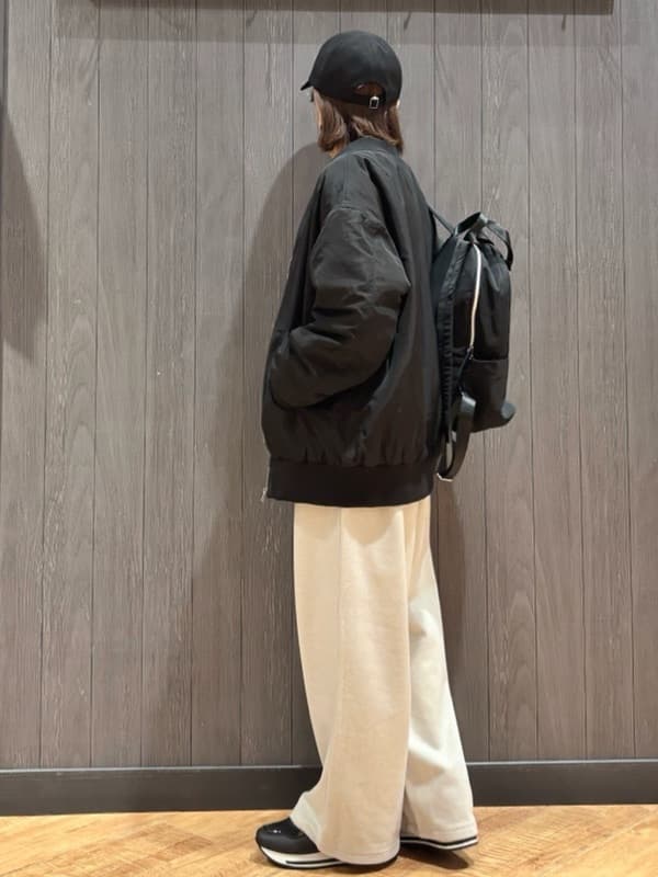 meiさんの「SHOO･LA･RUE｜【洗濯機可】ほんのり甘い アシンメトリーフリルの上品トップス」を使ったコーディネート