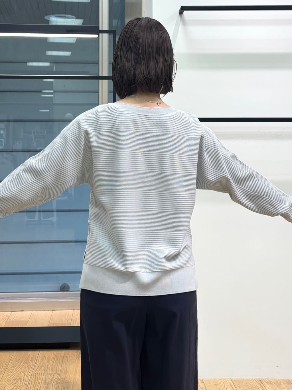 asamiさんの「INDIVI｜【洗える／キレイ色】体型カバー無縫製ニット」を使ったコーディネート