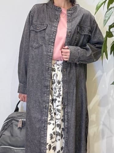 misakiさんの「SHOO･LA･RUE｜【ライトオンスデニム/S-LL/体型カバー】首元すっきり ワンピにもなるロングデニムシャツ」を使ったコーディネート