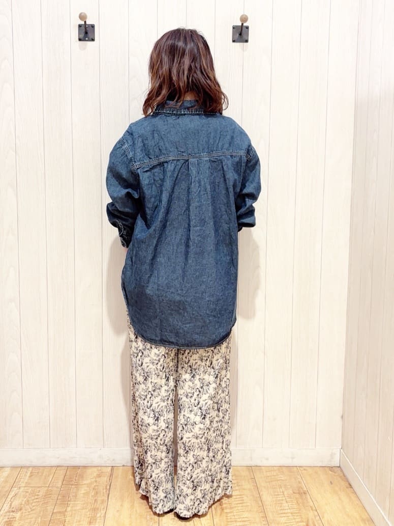 あいこさんの「SHOO･LA･RUE｜【UV/抗菌防臭/洗濯機可】小さめロゴの大人スムースロンT」を使ったコーディネート