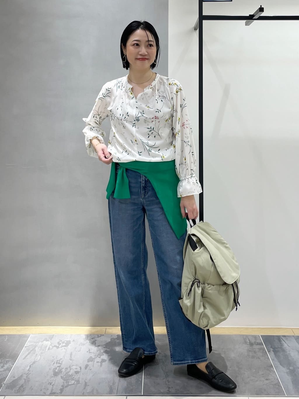 shihoさんの「INDIVI｜【SETUP可能】モダンフラワー柄キャンディスリーブブラウス」を使ったコーディネート
