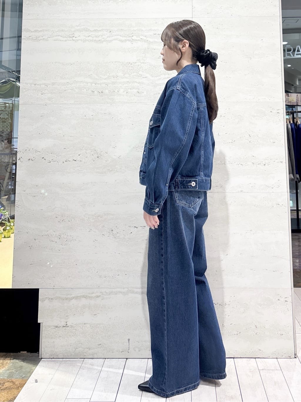 かほさんの「OPAQUE.CLIP｜金ボタン使いリラクシーニット【洗濯機OK】」を使ったコーディネート