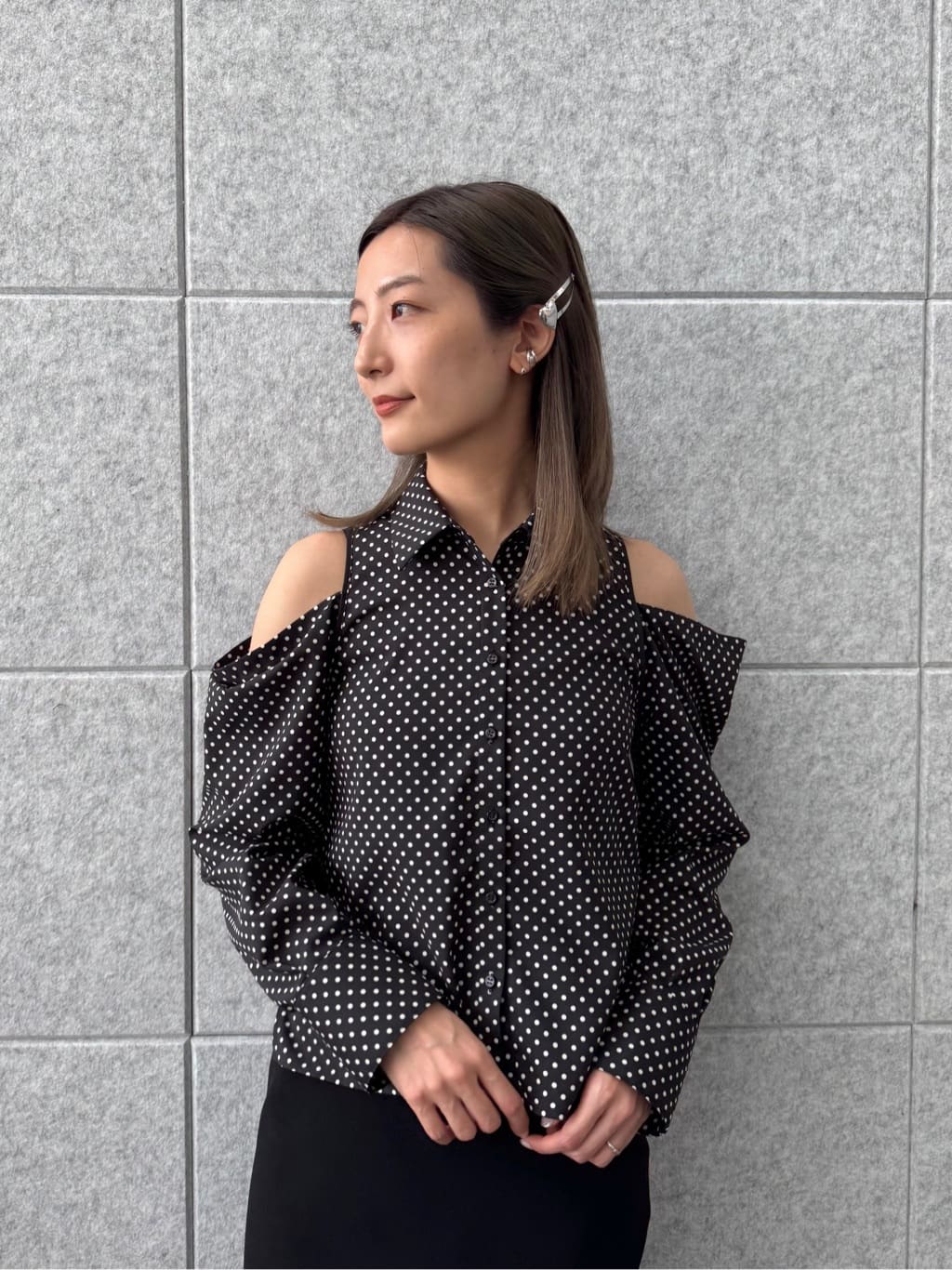 uchi__yamaさんの「CODE A｜dots open shoulder shirts」を使ったコーディネート