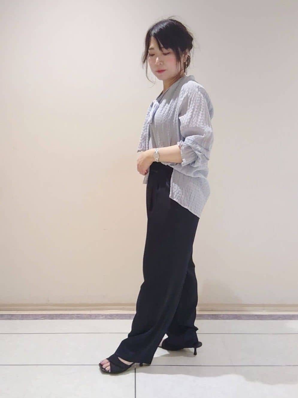 TOMOMIさんの「INDIVI｜【洗える／シャーリング素材】ボリューム袖エアリーブラウス」を使ったコーディネート