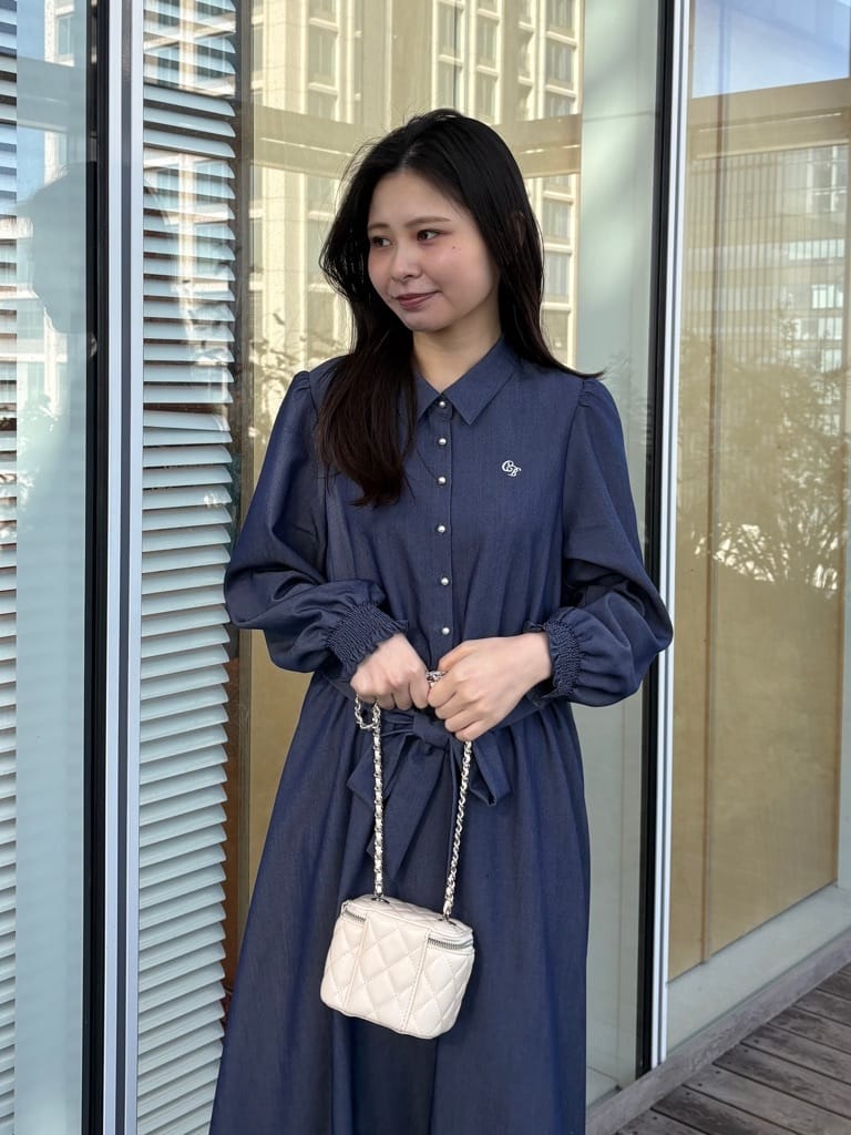 AOIさんの「Couture brooch｜【洗える】ロゴエンブロ シャツワンピース」を使ったコーディネート