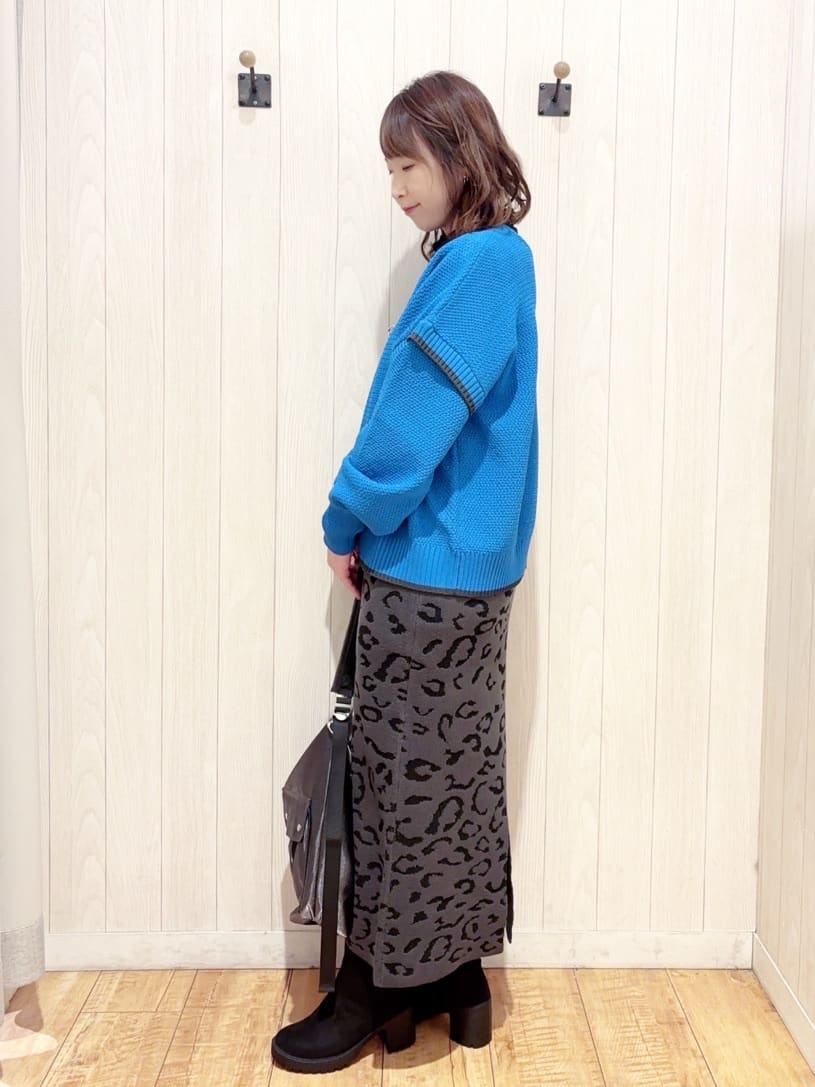 あいこさんの「SHOO･LA･RUE｜【前後2WAY/S-LL】体型カバーもこなれ見えも叶う　ふんわりお袖の配色パイピングニット」を使ったコーディネート