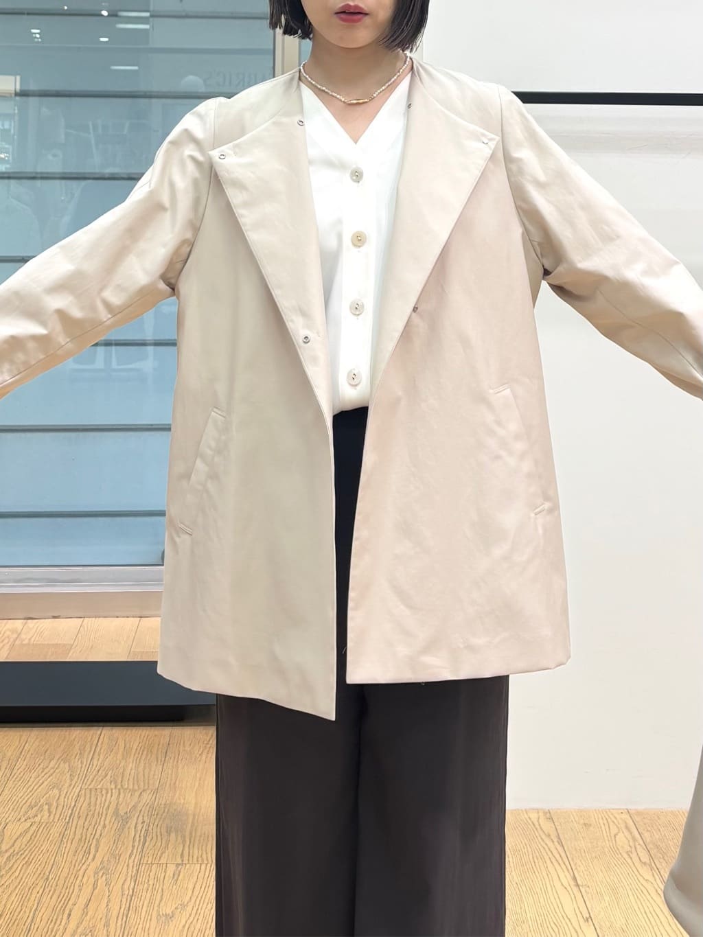 asamiさんの「INDIVI｜【洗える／UVケア／マットサテン】Vネックドルマンスリーブブラウス」を使ったコーディネート