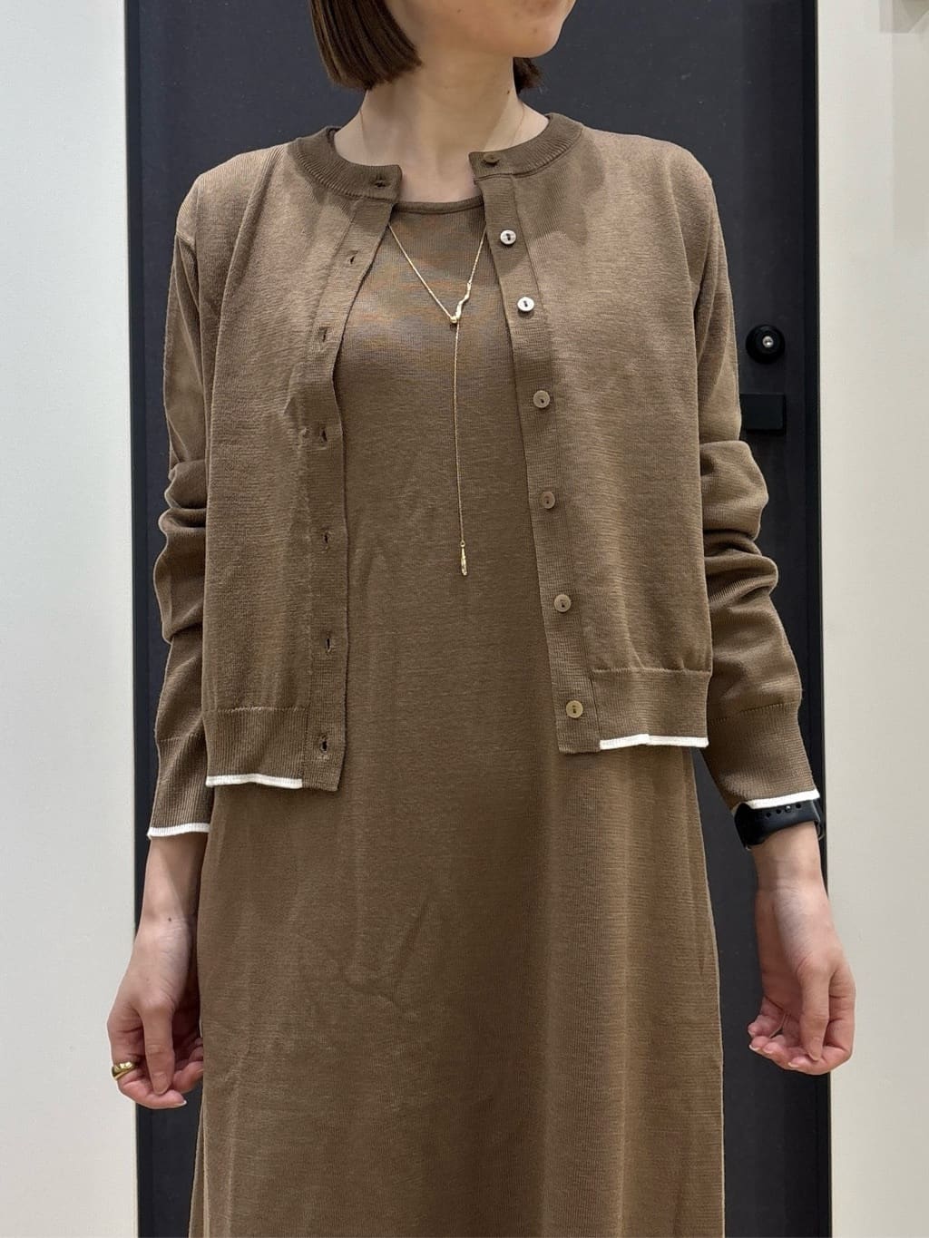 risaさんの「Dessin｜【2点セット・洗える】ニットカーディガン&times;ノースリーブワンピース」を使ったコーディネート