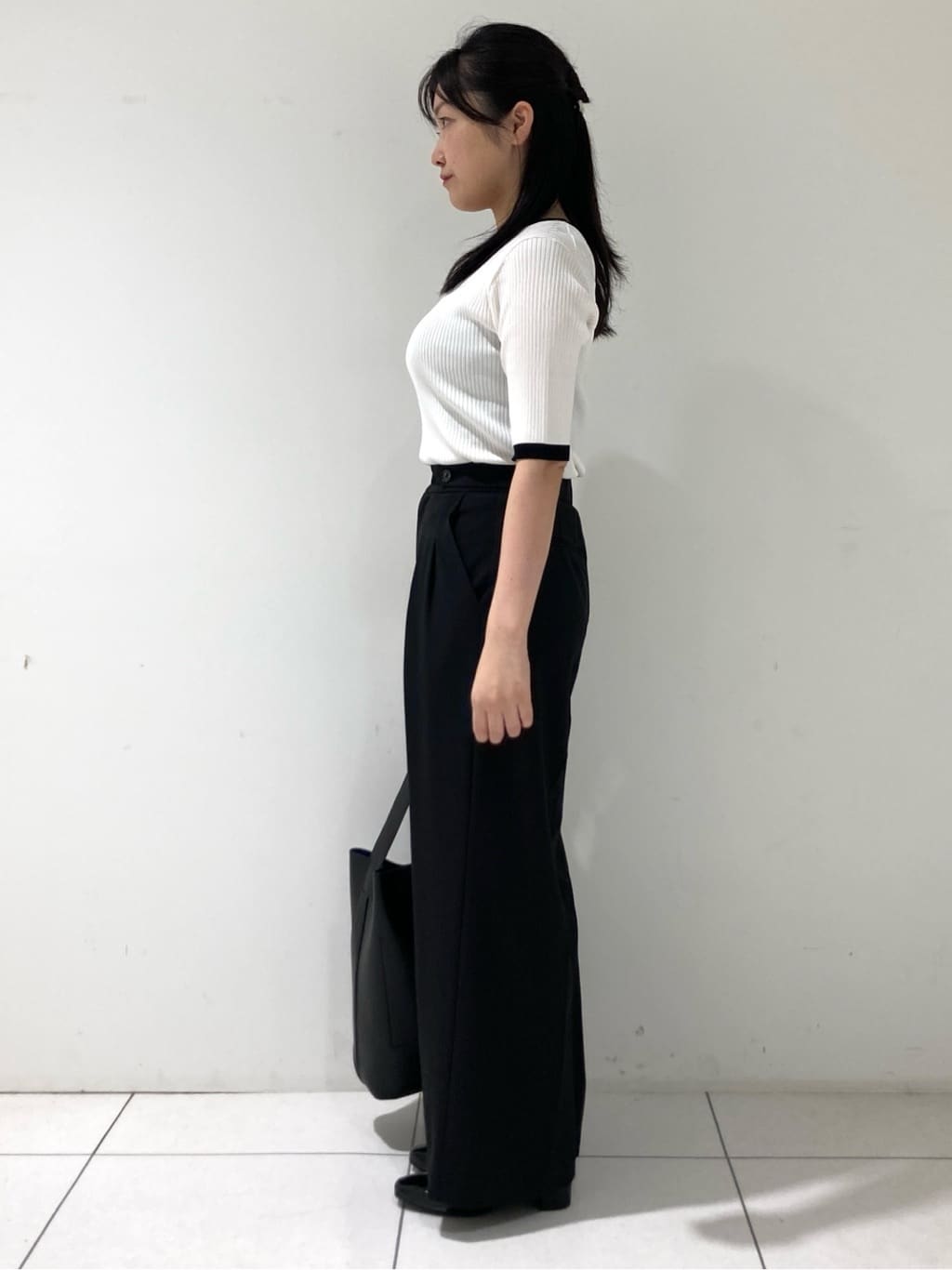 momokoさんの「INDIVI｜【インナーで活躍／アンサンブル】クルーネック半袖ニット」を使ったコーディネート