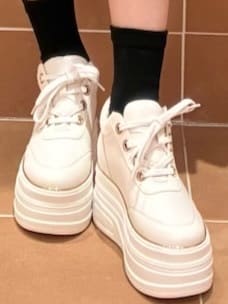 Arisaさんの「ESPERANZA｜ゴールドライン厚底フラットスニーカー」を使ったコーディネート