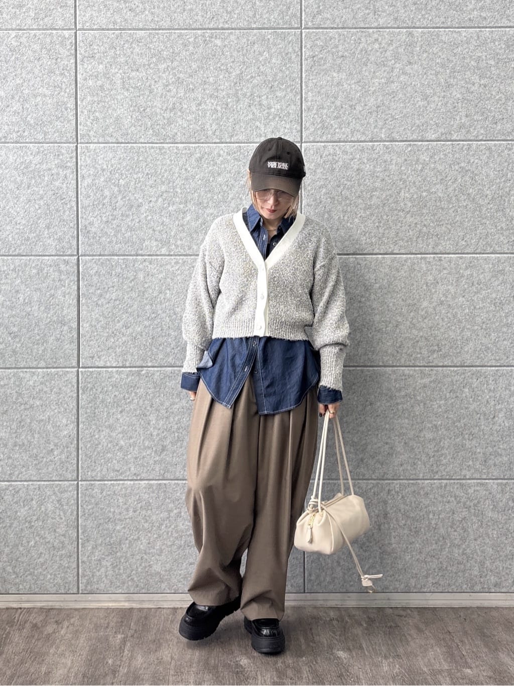 kotakiさんの「INDIVI｜ファンシーヤーンVネックカーディガン」を使ったコーディネート