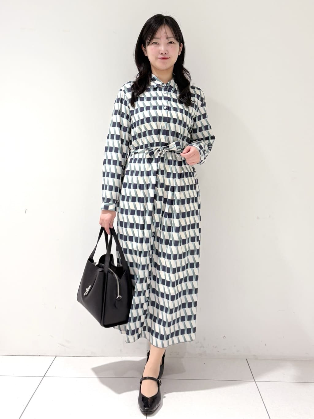 momokoさんの「INDIVI｜【洗える／2WAY】ベルト付き ジオメトリック柄 シャツワンピース」を使ったコーディネート