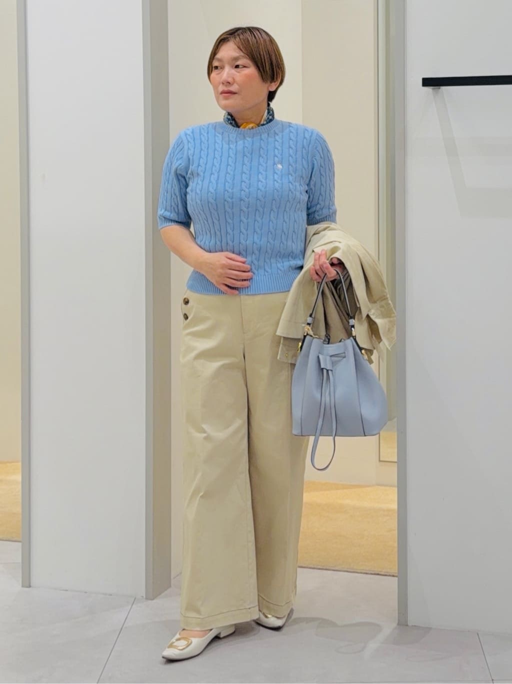 タナさんの「THE SHOP TK｜大人かっこいい 軽やかデニム＆チノブルゾン」を使ったコーディネート
