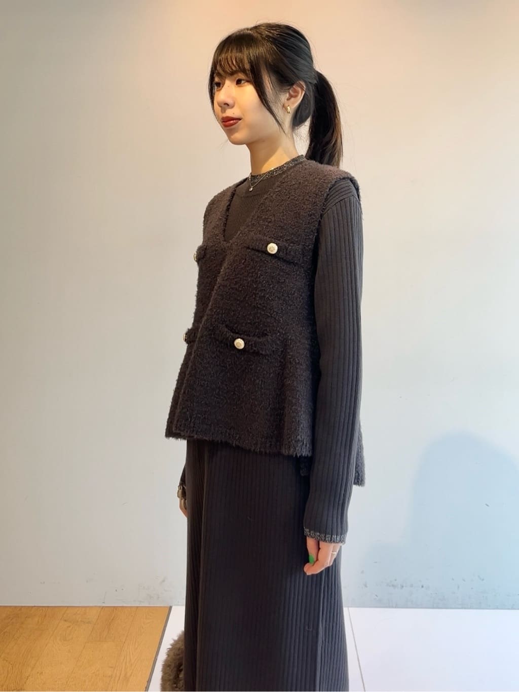 cotaniさんの「grove｜【2点SET/体型カバー】一枚で決まる、ペプラムベスト&times;ニットワンピース」を使ったコーディネート