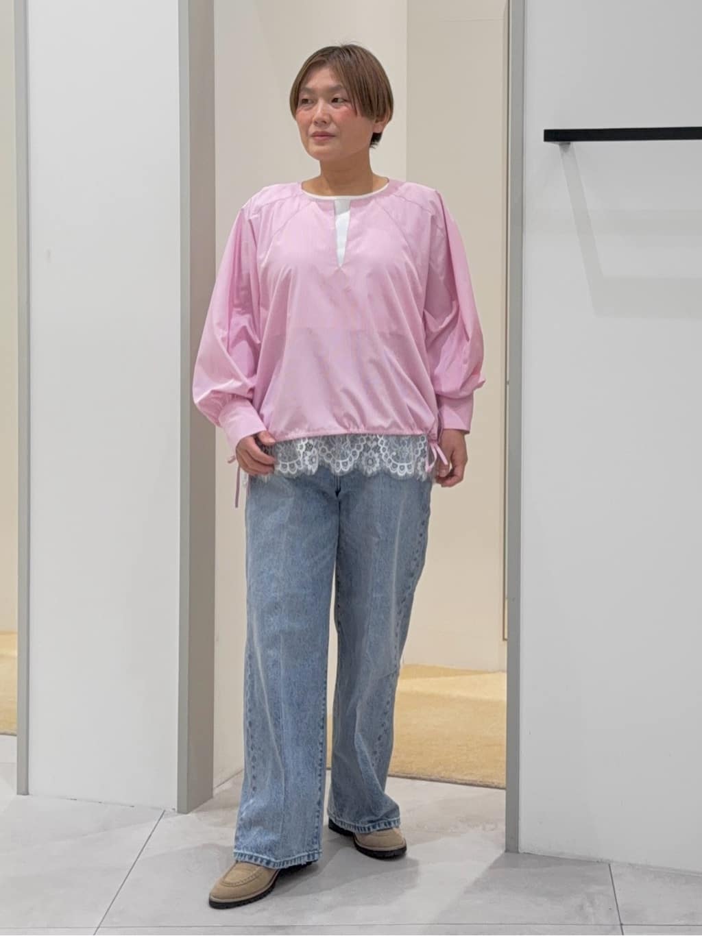 タナさんの「THE SHOP TK｜キーネックストライプドロストシャツブラウス」を使ったコーディネート
