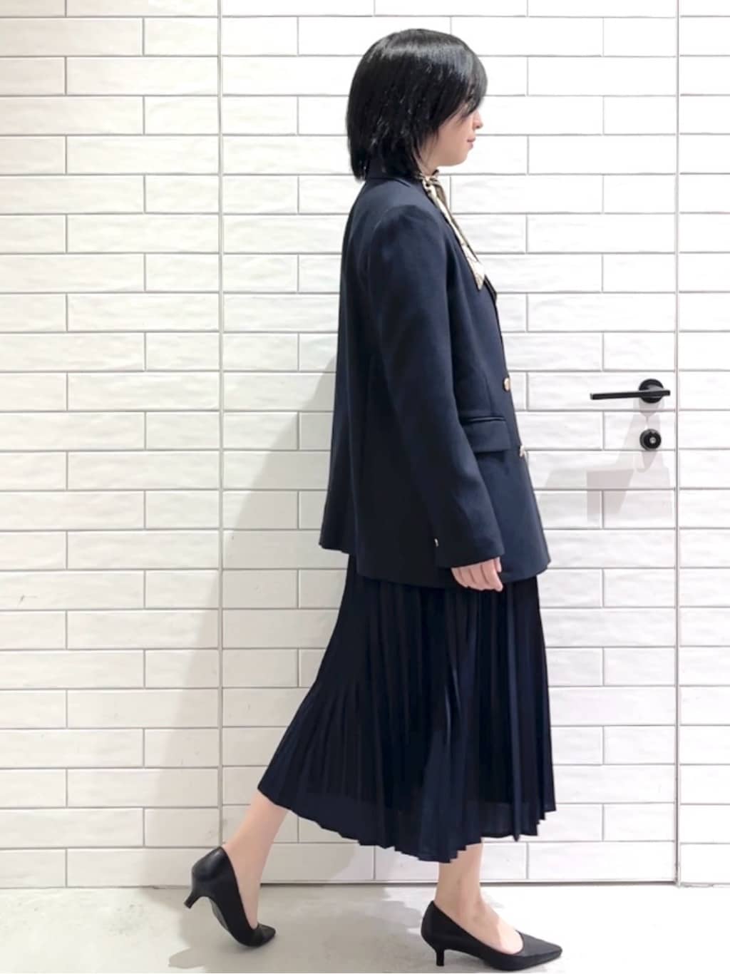 しおりさんの「OPAQUE.CLIP｜金ボタンダブルブレストテーラードジャケット／セットアップ対応【洗える】」を使ったコーディネート