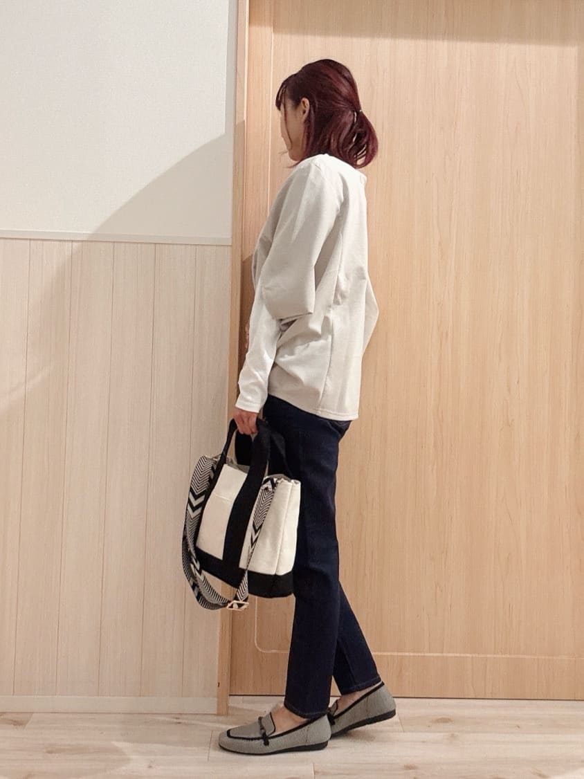 モカさんの「SHOO･LA･RUE｜【SHOO・LA・RUE DENIM】毎日使いたくなる ストレッチデニムスキニーパンツ」を使ったコーディネート