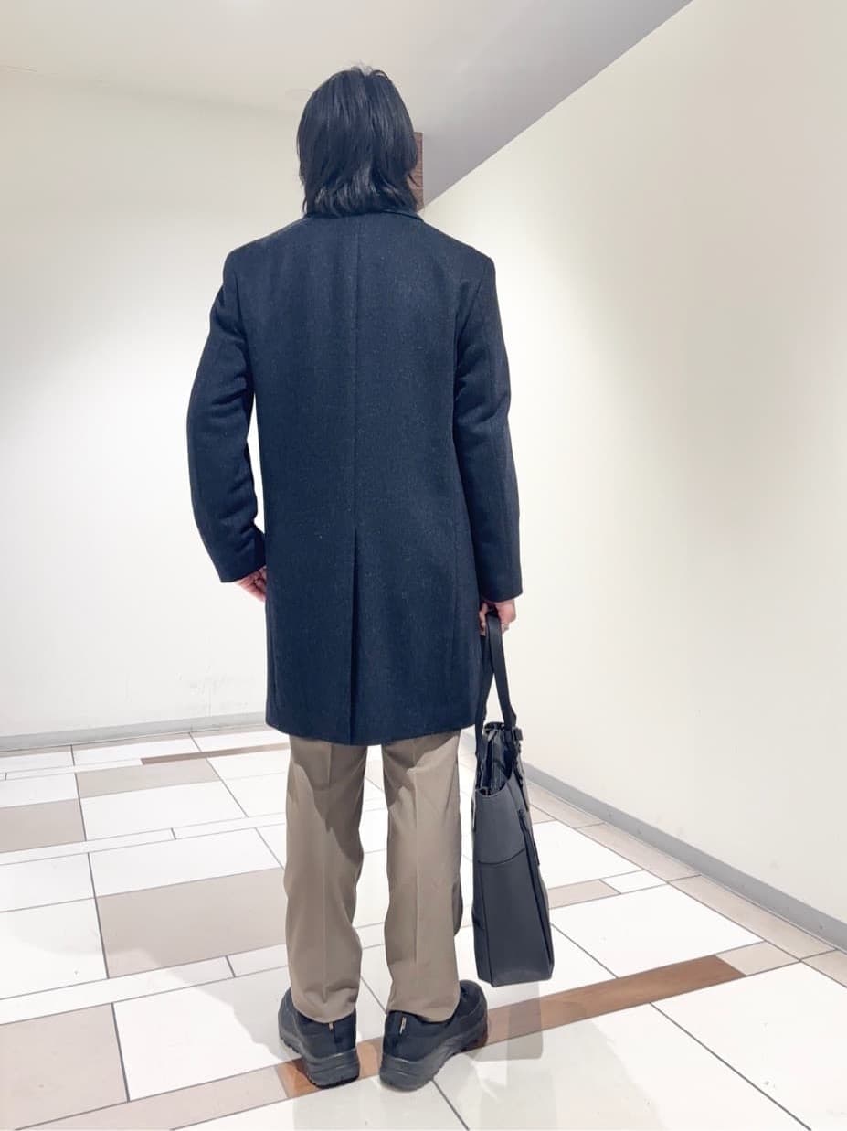 及川さんの「TAKEO KIKUCHI｜カシミヤブレンド ビーバー調ステンカラーコート」を使ったコーディネート