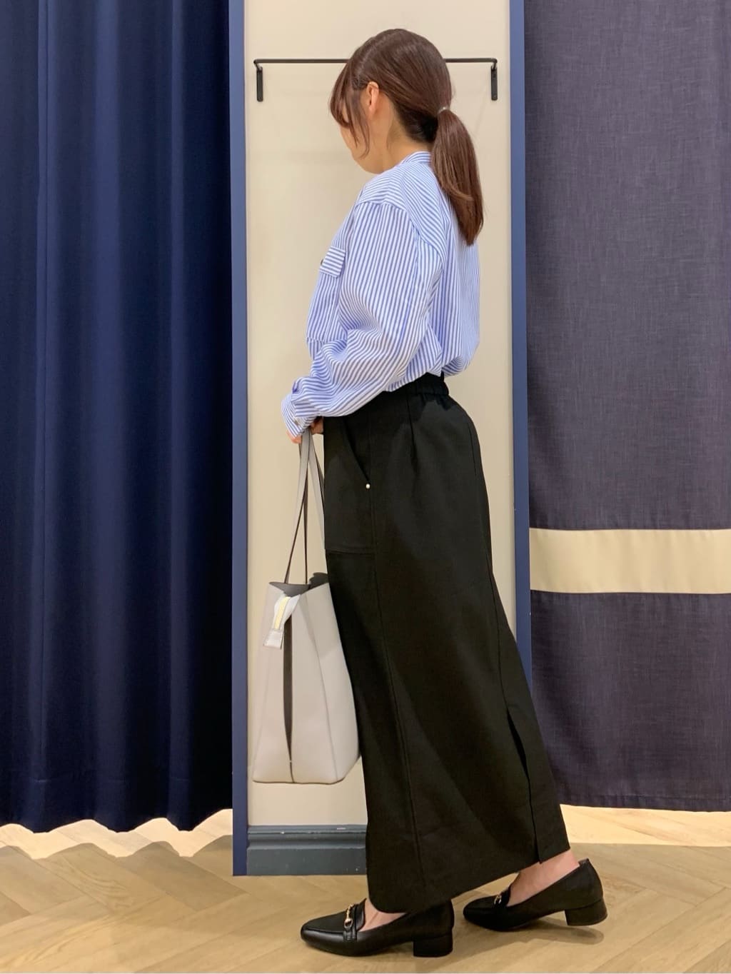 mokaさんの「grove｜【貴島明日香さん着用】お仕事も普段も。今どきワークシャツブラウス」を使ったコーディネート