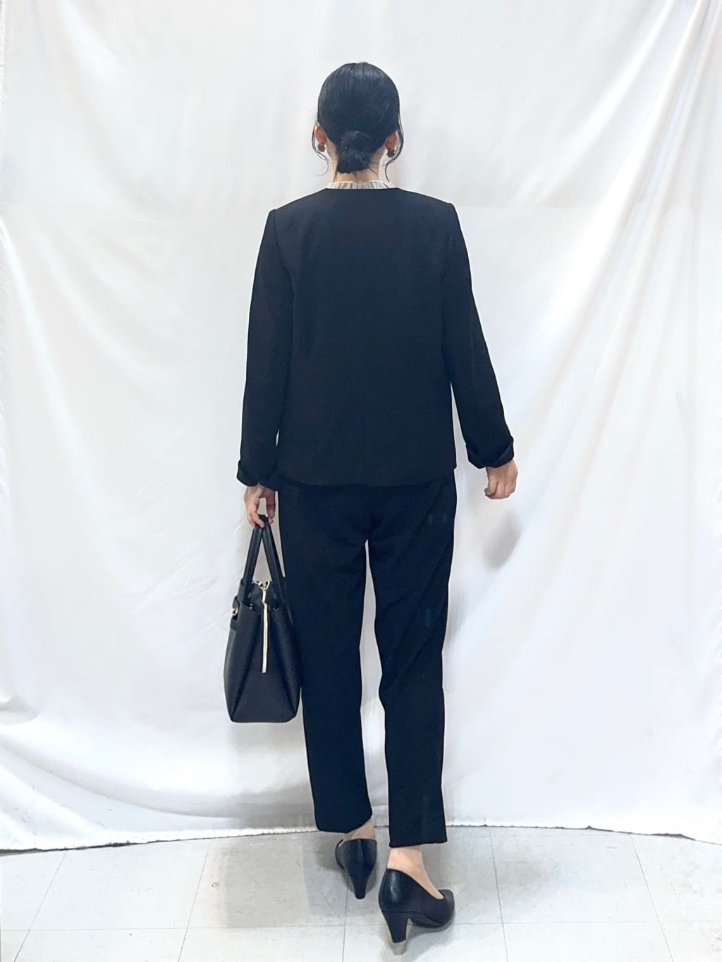 𝐇𝐢𝐫𝐨𝐦𝐢さんの「SHOO･LA･RUE｜【洗濯機可/セットアップ可/S-3L】きちんと楽に。カットジョーゼットノーカラージャケット」を使ったコーディネート
