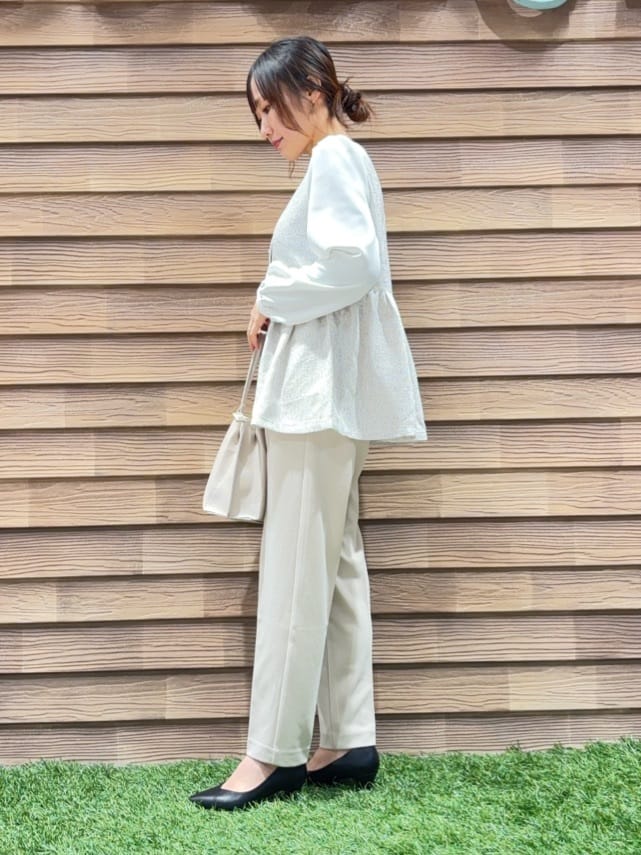 himiさんの「SHOO･LA･RUE｜【洗濯機可/セットアップ可/S-3L】きちんと楽に。カットジョーゼット テーパードパンツ」を使ったコーディネート