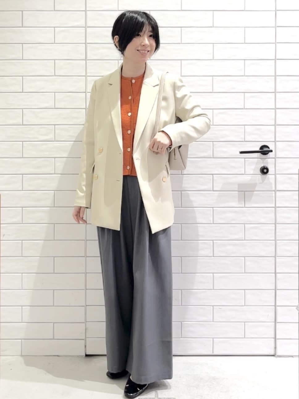 しおりさんの「OPAQUE.CLIP｜金ボタンダブルブレストテーラードジャケット／セットアップ対応【洗える】」を使ったコーディネート
