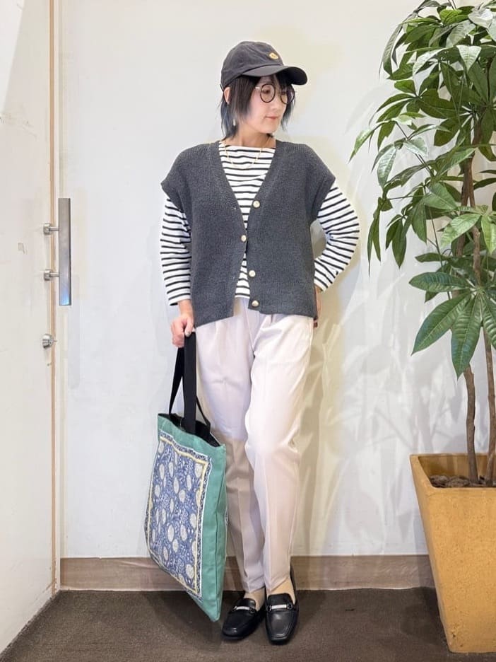 misakiさんの「SHOO･LA･RUE｜【S-LL/洗濯機可】気軽にレイヤード 前開きざっくりニットベスト」を使ったコーディネート