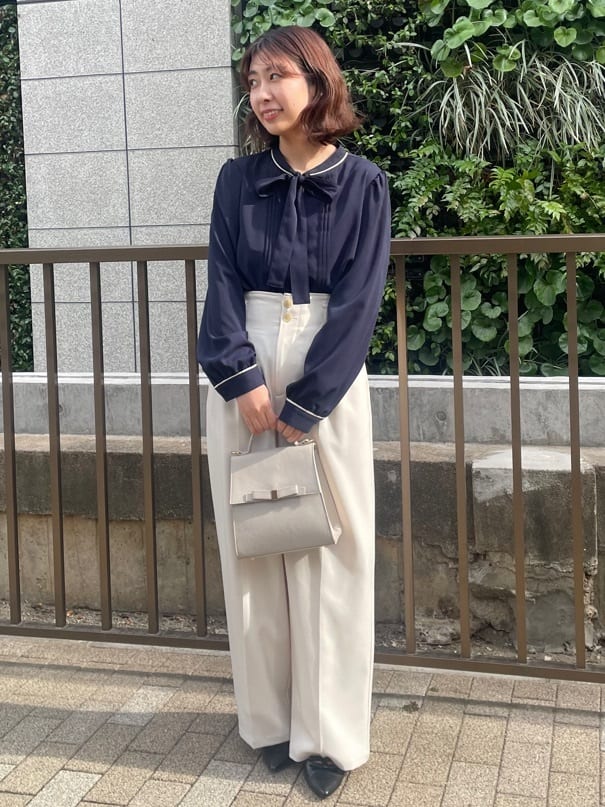 abeさんの「Couture brooch｜【ハレの日・通勤】配色タックタイブラウス」を使ったコーディネート