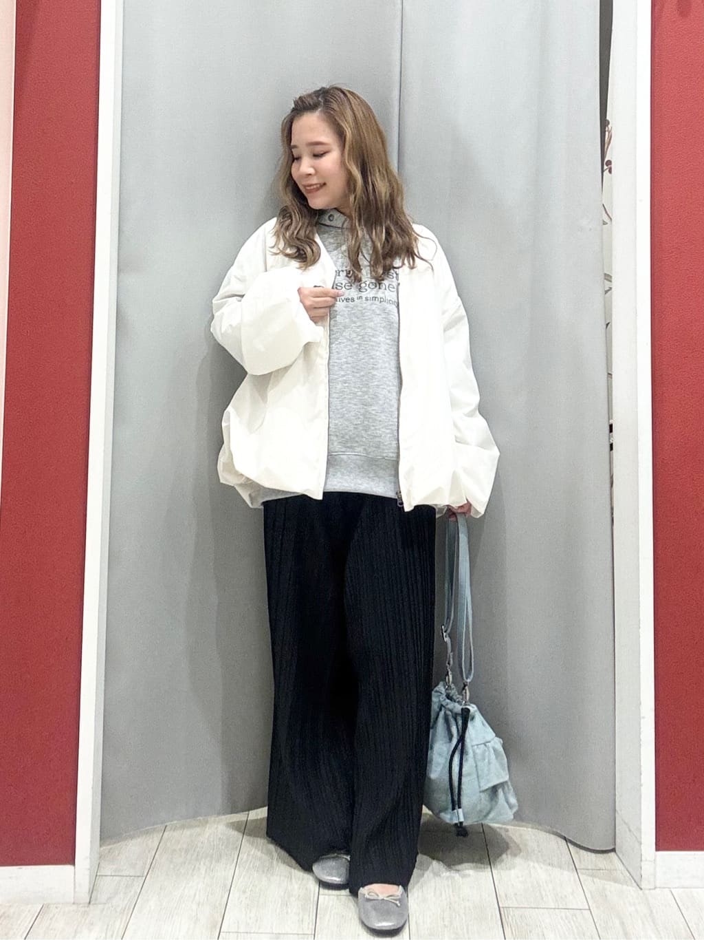 shioさんの「SHOO･LA･RUE｜【セットアップ可/S-LL/なめらかタッチ】選べる3柄 ロゴ入りプルパーカ」を使ったコーディネート