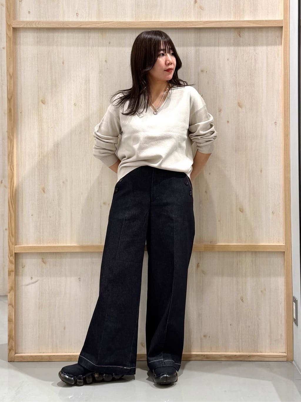 nanaさんの「THE SHOP TK｜【S-XLサイズ/上品見えが叶う】Vネックニット/洗濯機OK」を使ったコーディネート
